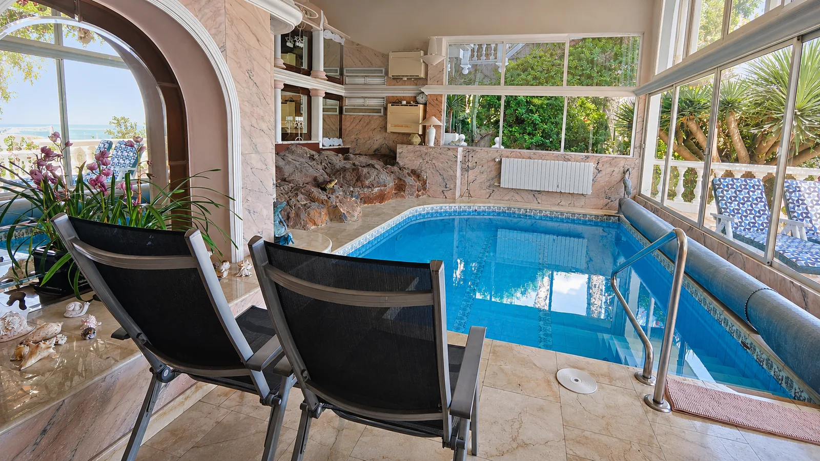 Pool with seating