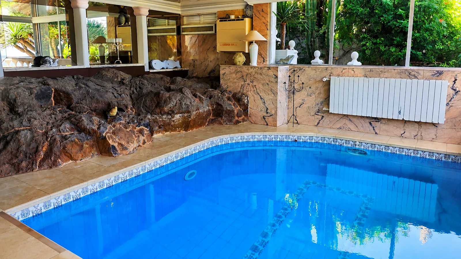 Spa-pool area with a view into the garden