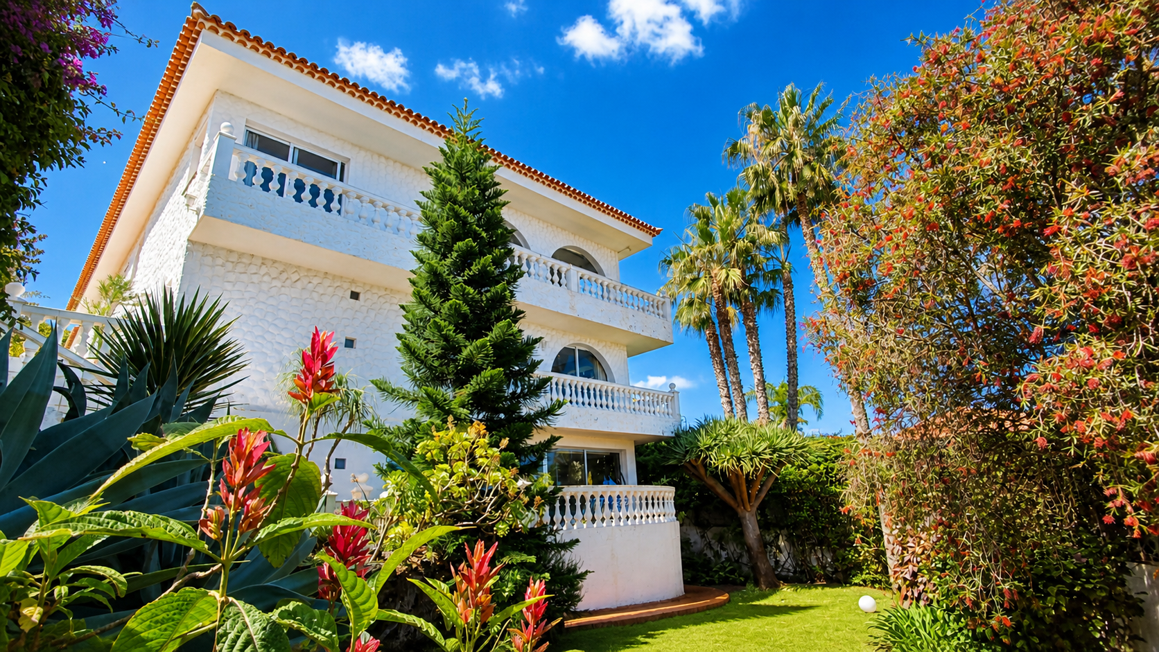 Villa Larnia with the back garden